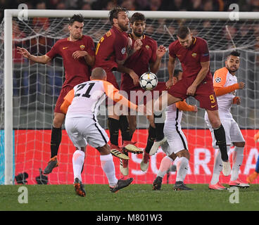 (180314) - Rom, 14. März 2018 (Xinhua) - Roma's Kevin Strootman, Daniele De Rossi, Federico Fazio und Edin Dzeko (von L nach R) springen einem Freistoß von Shakhtar Donetsk ist Alan Patrick während der UEFA Champions League Runde 16 zweite Bein Fußball Match zwischen Roma und Shakhtar Donetsk in Rom, Italien, 13. März 2018 zu blockieren. Roma gewann 1:0. (Xinhua / Alberto Lingria) Stockfoto