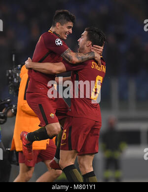 (180314) - Rom, 14. März 2018 (Xinhua) - Roma von Diego Perotti (L) und Kevin Strootman feiern, nachdem die UEFA Champions League Runde 16 zweite Bein Fußball Match zwischen Roma und Shakhtar Donetsk in Rom, Italien, 13. März 2018. Roma gewann 1:0. (Xinhua / Alberto Lingria) Stockfoto