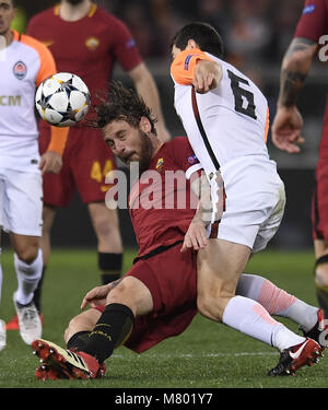 (180314) - Rom, 14. März 2018 (Xinhua) - Roma's Daniele De Rossi (L) Mias mit Shakhtar Donetsk von Taras Stepanenko während der UEFA Champions League Runde 16 zweite Bein Fußball Match zwischen Roma und Shakhtar Donetsk in Rom, Italien, 13. März 2018. Roma gewann 1:0. (Xinhua / Alberto Lingria) Stockfoto