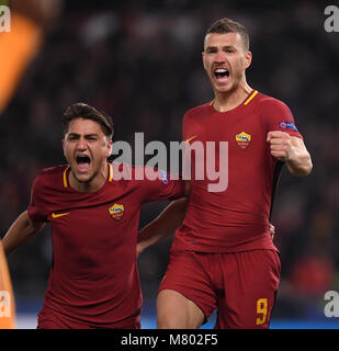 (180314) - Rom, 14. März 2018 (Xinhua) - Roma's Edin Dzeko (R) feiert mit seinen Mannschaftskameraden Cengiz Unter während der UEFA Champions League Runde 16 zweite Bein Fußball Match zwischen Roma und Shakhtar Donetsk in Rom, Italien, 13. März 2018. Roma gewann 1:0. (Xinhua / Alberto Lingria) Stockfoto