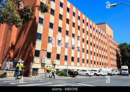 Adelaide Australien 14. März 2018. Viele Gebäude der ursprünglichen Royal Adelaide Hospital, Adelaide das größte Krankenhaus im Gesicht Abriss 1856 nach der Schließung im September 2017 und den Übergang zu einer neuen Site gegründet wurde. Alle 6 denkmalgeschützten Gebäuden an diesem Standort erhalten bleibt und Re-purposing inkl Women's Health Center. Die neue Royal Adelaide Hospital NRAH in der Nähe des Campus der Universität von Adelaide und der Universität von Südaustralien Kredit liegt: Amer ghazzal/Alamy leben Nachrichten Stockfoto