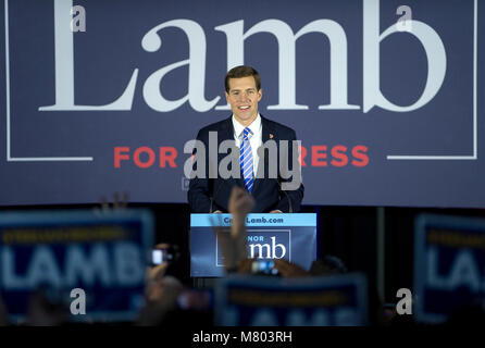 März 13, 2018 - Canonsburg, Pennsylvania, USA - Obwohl die endgültigen Zahlen noch in Zweifel zu der Zeit als er die Bühne betraten, Demokrat CONOR LAMB hat scheinbar seine Rennen für Kongress in Pennsylvania 18. Bezirk spezielle Wahl gewonnen. (Bild: © Brian Cahn über ZUMA Draht) Stockfoto