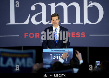 März 13, 2018 - Canonsburg, Pennsylvania, USA - Obwohl die endgültigen Zahlen noch in Zweifel zu der Zeit als er die Bühne betraten, Demokrat CONOR LAMB hat scheinbar seine Rennen für Kongress in Pennsylvania 18. Bezirk spezielle Wahl gewonnen. (Bild: © Brian Cahn über ZUMA Draht) Stockfoto