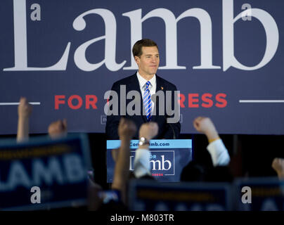 März 13, 2018 - Canonsburg, Pennsylvania, USA - Obwohl die endgültigen Zahlen noch in Zweifel zu der Zeit als er die Bühne betraten, Demokrat CONOR LAMB hat scheinbar seine Rennen für Kongress in Pennsylvania 18. Bezirk spezielle Wahl gewonnen. (Bild: © Brian Cahn über ZUMA Draht) Stockfoto