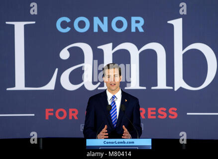 März 13, 2018 - Canonsburg, Pennsylvania, USA - Obwohl die endgültigen Zahlen noch in Zweifel zu der Zeit als er die Bühne betraten, Demokrat CONOR LAMB hat scheinbar seine Rennen für Kongress in Pennsylvania 18. Bezirk spezielle Wahl gewonnen. (Bild: © Brian Cahn über ZUMA Draht) Stockfoto