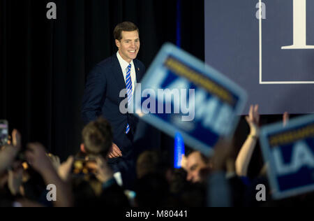 März 13, 2018 - Canonsburg, Pennsylvania, USA - Obwohl die endgültigen Zahlen noch in Zweifel zu der Zeit als er die Bühne betraten, Demokrat CONOR LAMB hat scheinbar seine Rennen für Kongress in Pennsylvania 18. Bezirk spezielle Wahl gewonnen. (Bild: © Brian Cahn über ZUMA Draht) Stockfoto