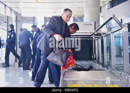 März 12, 2018 - Nanjin, Nanjin, China - Nanjing, China, 12. März 2018: Passagiere in Nanjing Railway Station in Nanjing in der ostchinesischen Provinz Jiangsu. Die jährlichen Spring Festival reisen Rush wird in ein Ende am 12. März 2018. (Bild: © SIPA Asien über ZUMA Draht) Stockfoto