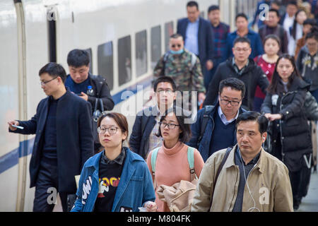 März 12, 2018 - Nanjin, Nanjin, China - Nanjing, China, 12. März 2018: Passagiere in Nanjing Railway Station in Nanjing in der ostchinesischen Provinz Jiangsu. Die jährlichen Spring Festival reisen Rush wird in ein Ende am 12. März 2018. (Bild: © SIPA Asien über ZUMA Draht) Stockfoto