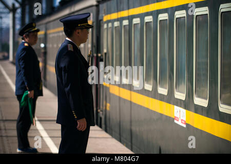 März 12, 2018 - Nanjin, Nanjin, China - Nanjing, China, 12. März 2018: Das Personal an der Nanjing Bahnhof im Osten Chinas Nanjing, Provinz Jiangsu. Die jährlichen Spring Festival reisen Rush wird in ein Ende am 12. März 2018. (Bild: © SIPA Asien über ZUMA Draht) Stockfoto