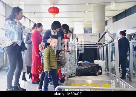 März 12, 2018 - Nanjin, Nanjin, China - Nanjing, China, 12. März 2018: Passagiere in Nanjing Railway Station in Nanjing in der ostchinesischen Provinz Jiangsu. Die jährlichen Spring Festival reisen Rush wird in ein Ende am 12. März 2018. (Bild: © SIPA Asien über ZUMA Draht) Stockfoto