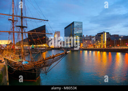 Canning Dock, Liverpool, Merseyside. 14. März 2018. UK Wetter; farbige Sonnenaufgang über der Stadt am Wasser. Am frühen Morgen Sonne funkeln auf dem Windows mit Reflexionen auf dem Wasser. Credit: MediaWorldImages/AlamyLiveNews. Stockfoto