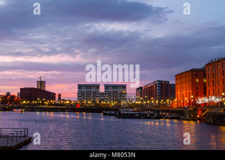 Albert Dock, Liverpool, Merseyside. 14. März 2018. UK Wetter; farbige Sonnenaufgang über der Stadt am Wasser. Am frühen Morgen Sonne funkeln auf dem Windows mit Reflexionen auf dem Wasser. Credit: MediaWorldImages/AlamyLiveNews. Stockfoto