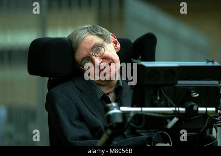 COPYRIGHT FOTO IM BESITZ VON BRIAN HARRIS - 11/1/02 Prof. Stephen Hawking in Cambridge, England. 60. Geburtstag feiern für Stephen Hawking CH CBE Stockfoto