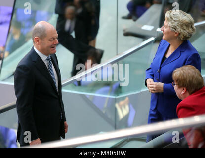 14 März 2018, Deutschland, Berlin: Olaf Scholz (SPD), Finanzminister, und Svenja Schulze (r, SPD), designierter Umweltminister, kommen für die Wahl der Bundeskanzler im Reichstag. Foto: Kay Nietfeld/dpa Stockfoto