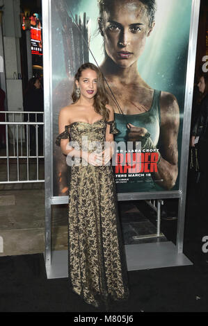 Hollywood, Kalifornien. 12 Mär, 2018. Alicia Vikander besucht die 'Tomb Raider' Premiere auf TCL Chinese Theater IMAX am 12. März in Hollywood, Kalifornien 2018. | Verwendung weltweit Quelle: dpa/Alamy leben Nachrichten Stockfoto
