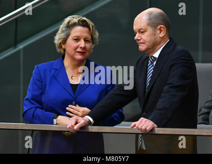 Berlin, Deutschland. 14 Mär, 2018. Svenja Schulze (SPD), Umweltminister, und Olaf Scholz (SPD), Finanzminister, im Gespräch in der Galerie bei der Wahl der deutsche Bundeskanzler im Reichstag. Foto: Soeren Stache/dpa Quelle: dpa Picture alliance/Alamy Leben Nachrichten Quelle: dpa Picture alliance/Alamy leben Nachrichten Stockfoto