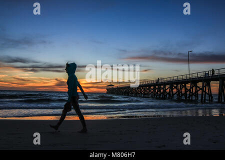 Adelaide Australien 14. März 2018. Grange Jetty ist gegen einen Herbst Sonnenuntergang schöne Farben über den Ozean Credit: Amer ghazzal/Alamy Leben Nachrichten Silhouette Stockfoto