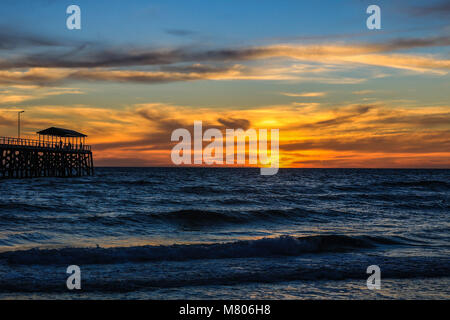 Adelaide Australien 14. März 2018. Grange Jetty ist gegen einen Herbst Sonnenuntergang schöne Farben über den Ozean Credit: Amer ghazzal/Alamy Leben Nachrichten Silhouette Stockfoto