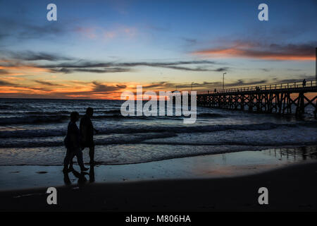 Adelaide Australien 14. März 2018. Grange Jetty ist gegen einen Herbst Sonnenuntergang schöne Farben über den Ozean Credit: Amer ghazzal/Alamy Leben Nachrichten Silhouette Stockfoto