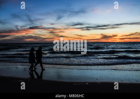 Adelaide Australien 14. März 2018. Grange Jetty ist gegen einen Herbst Sonnenuntergang schöne Farben über den Ozean Credit: Amer ghazzal/Alamy Leben Nachrichten Silhouette Stockfoto