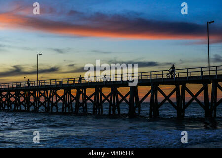 Adelaide Australien 14. März 2018. Grange Jetty ist gegen einen Herbst Sonnenuntergang schöne Farben über den Ozean Credit: Amer ghazzal/Alamy Leben Nachrichten Silhouette Stockfoto