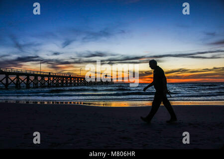 Adelaide Australien 14. März 2018. Grange Jetty ist gegen einen Herbst Sonnenuntergang schöne Farben über den Ozean Credit: Amer ghazzal/Alamy Leben Nachrichten Silhouette Stockfoto