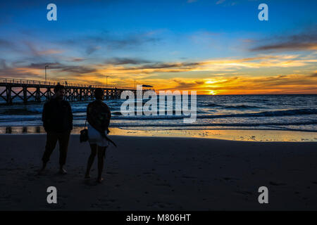 Adelaide Australien 14. März 2018. Menschen zu Fuß auf den Strand bei einem Herbst Sonnenuntergang erstellen mit schönen Farben über den Ozean Credit: Amer ghazzal/Alamy leben Nachrichten Stockfoto