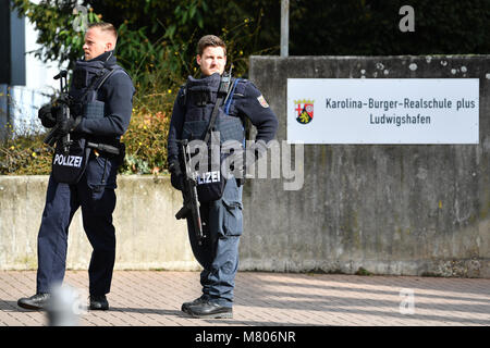 Ludwigshafen, Deutschland. 14 Mär, 2018. Schwer bewaffnete Polizisten außerhalb der Karolina-Burger-Realschule Schule stehen. Ein großer Polizeieinsatz war in Ludwigshafen als Reaktion auf eine möglicherweise bewaffneten Jugendlichen ins Leben gerufen. Spezielle Kräfte für die Jugend in der Schule Zentrum im Stadtteil Mundenheim gesucht, sagte ein Polizeisprecher. Foto: Uwe Anspach/dpa Quelle: dpa Picture alliance/Alamy leben Nachrichten Stockfoto