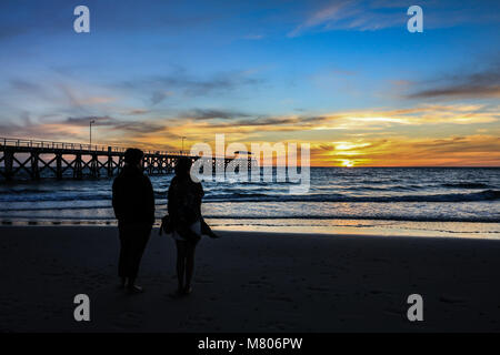 Adelaide Australien 14. März 2018. Die Menschen sehen ein schöner Herbst Sonnenuntergang neben einem Silhouettiert Grange jetty Credit: Amer ghazzal/Alamy leben Nachrichten Stockfoto