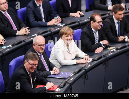 Berlin, Deutschland. 14 Mär, 2018. Angela Merkel (C) nimmt an einer Sitzung des Europäischen Parlaments in Berlin, Deutschland, 14. März 2018. Angela Merkel als Kanzlerin am Mittwoch vom Parlament gewählt, weg von ihrem vierten Begriff Europas größter Volkswirtschaft zu führen. Credit: Shan Yuqi/Xinhua/Alamy leben Nachrichten Stockfoto