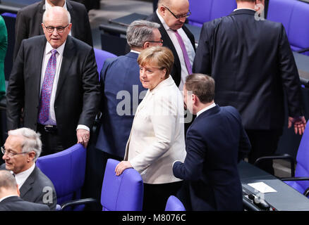 Berlin, Deutschland. 14 Mär, 2018. Angela Merkel (C) nimmt an einer Sitzung des Europäischen Parlaments in Berlin, Deutschland, 14. März 2018. Angela Merkel als Kanzlerin am Mittwoch vom Parlament gewählt, weg von ihrem vierten Begriff Europas größter Volkswirtschaft zu führen. Credit: Shan Yuqi/Xinhua/Alamy leben Nachrichten Stockfoto