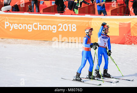 Pyeongchang, Südkorea. 14 Mär, 2018. Giacomo Bertagnolli (R) von Italien und seine guider Fabrizio Casal Feiern nach dem Gewinn der Ski Alpin Männer Riesenslalom Sehbehinderte Event im 2018 PyeongChang Winter Paralympic Games an der Jeongseon Alpine Center in Jeongseon, Südkorea, 14. März 2018. Credit: Wang Jingqiang/Xinhua/Alamy leben Nachrichten Stockfoto