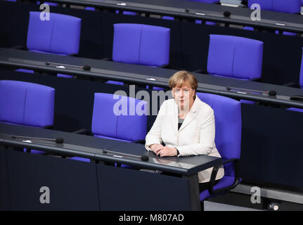 Berlin, Deutschland. 14 Mär, 2018. Angela Merkel ist vor der Vereidigung im Bundestag in Berlin, Deutschland, 14. März 2018 gesehen. Angela Merkel als Bundeskanzler das Parlament am Mittwoch gewählt, weg von ihrem vierten Begriff Europas größter Volkswirtschaft zu führen. Credit: Shan Yuqi/Xinhua/Alamy leben Nachrichten Stockfoto