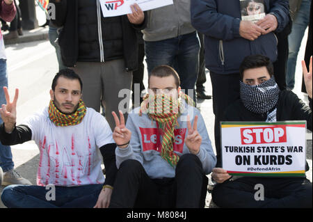 London, Großbritannien. 14. März 2018, kurdische Aktivisten blockieren Parlament Straße vor dem Unterhaus gegen türkische Aggression Kredit zu protestieren: Ian Davidson/Alamy leben Nachrichten Stockfoto