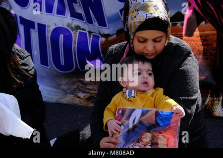 London, Großbritannien. 14. März, 2018. Kurdih Demonstranten blockieren die Straße in Parliament Square London Credit: Rachel Megawhat/Alamy leben Nachrichten Stockfoto