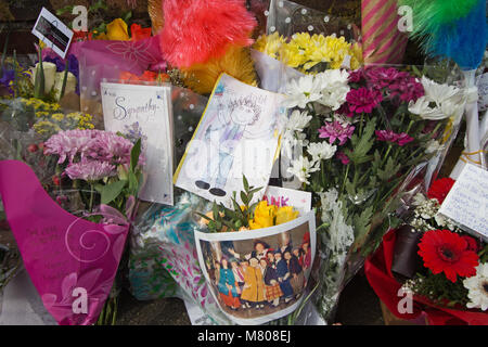 Knotty Esche, Liverpool, Großbritannien. 14. März 2018. Floral Tribute außerhalb des Hauses von Liverpool Schauspieler Sir Ken Dodd, der am 11. März im Haus platziert wurden, er hat alle seine Leben gelebt. Kredit; Ken Biggs/Alamy Leben Nachrichten. Stockfoto