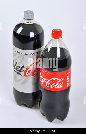 Die klassische Coca Cola Flasche geht auf Diät und ist in der Größe 1,5 Liter im Rahmen der britischen Zucker Steuerreform reduziert. Die klassische Flasche ist neben einer Cola Flasche der Größenunterschied zwischen den beiden mit der Preis, der identisch für beide zu illustrieren. Die beiden Flaschen wurden in einem britischen Supermarkt gekauft. Die beiden Flaschen haben eine Größe von 1,75 Liter geändert. 14. März 2018. Foto: Graham Jagd-/Alamy leben Nachrichten Stockfoto