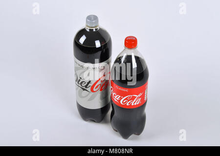 Die klassische Coca Cola Flasche geht auf Diät und ist in der Größe 1,5 Liter im Rahmen der britischen Zucker Steuerreform reduziert. Die klassische Flasche ist neben einer Cola Flasche der Größenunterschied zwischen den beiden mit der Preis, der identisch für beide zu illustrieren. Die beiden Flaschen wurden in einem britischen Supermarkt gekauft. Die beiden Flaschen haben eine Größe von 1,75 Liter geändert. 14. März 2018. Foto: Graham Jagd-/Alamy leben Nachrichten Stockfoto