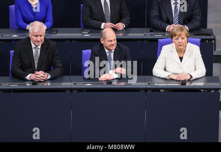 Berlin, Deutschland. 14 Mär, 2018. Die deutsche Bundeskanzlerin Angela Merkel (R), Vizekanzler und Finanzminister Olaf Scholz (C) und der CSU-Vorsitzende und designierte Innenminister Horst Seehofer nehmen an der Vereidigung im Bundestag in Berlin, Deutschland, 14. März 2018. Neue deutsche Regierung wurde am Mittwoch mit Angela Merkel vereidigt weg treten ihre vierte Amtszeit als der Führer der größten Volkswirtschaft Europas dank ihrer Wiederwahl zum Bundeskanzler durch das Parlament. Credit: Shan Yuqi/Xinhua/Alamy leben Nachrichten Stockfoto