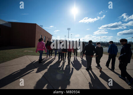 Sterling Virginia, USA. März 14, 2018: Studenten an Seneca Ridge Middle School in Sterling Virginia ging heute aus der Klasse nur als eine von Tausenden von Schulen, die sich an einem nationalen gehen Sie im Protest der Waffengewalt, die nach den letzten School shooting in Florida. Der Spaziergang von student Jakob Wesoky organisiert und dauerte 17 Minuten, eine Minute für die Opfer des Amoklaufs. Credit: William Graham/Alamy leben Nachrichten Stockfoto