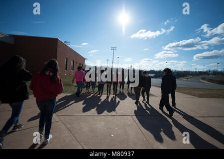 Sterling Virginia, USA. März 14, 2018: Studenten an Seneca Ridge Middle School in Sterling Virginia ging heute aus der Klasse nur als eine von Tausenden von Schulen, die sich an einem nationalen gehen Sie im Protest der Waffengewalt, die nach den letzten School shooting in Florida. Der Spaziergang von student Jakob Wesoky organisiert und dauerte 17 Minuten, eine Minute für die Opfer des Amoklaufs. Credit: William Graham/Alamy leben Nachrichten Stockfoto