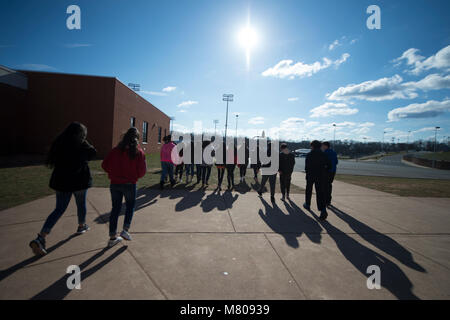 Sterling Virginia, USA. März 14, 2018: Studenten an Seneca Ridge Middle School in Sterling Virginia ging heute aus der Klasse nur als eine von Tausenden von Schulen, die sich an einem nationalen gehen Sie im Protest der Waffengewalt, die nach den letzten School shooting in Florida. Der Spaziergang von student Jakob Wesoky organisiert und dauerte 17 Minuten, eine Minute für die Opfer des Amoklaufs. Credit: William Graham/Alamy leben Nachrichten Stockfoto