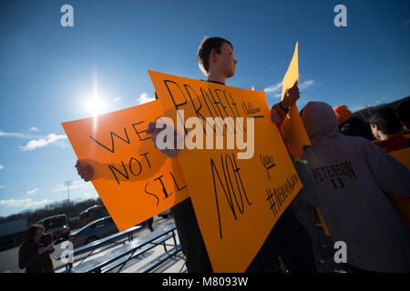 Sterling Virginia, USA. März 14, 2018: Studenten an Seneca Ridge Middle School in Sterling Virginia ging heute aus der Klasse nur als eine von Tausenden von Schulen, die sich an einem nationalen gehen Sie im Protest der Waffengewalt, die nach den letzten School shooting in Florida. Der Fußweg aus organisiert wurde durch Schüler Jakob Wesoky hier gesehen, die Studenten, die heraus ging, der Protest dauerte 17 Minuten, eine Minute für die Opfer des Amoklaufs. Credit: William Graham/Alamy leben Nachrichten Stockfoto