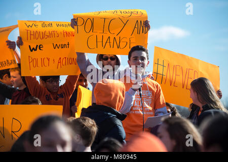 Sterling Virginia, USA. März 14, 2018: Studenten an Seneca Ridge Middle School in Sterling Virginia ging heute aus der Klasse nur als eine von Tausenden von Schulen, die sich an einem nationalen gehen Sie im Protest der Waffengewalt, die nach den letzten School shooting in Florida. Der Fußweg aus organisiert wurde durch Schüler Jakob Wesoky hier gesehen, die Studenten, die heraus ging, der Protest dauerte 17 Minuten, eine Minute für die Opfer des Amoklaufs. Credit: William Graham/Alamy leben Nachrichten Stockfoto