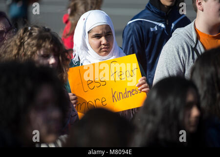 Sterling Virginia, USA. März 14, 2018: Studenten an Seneca Ridge Middle School in Sterling Virginia ging heute aus der Klasse nur als eine von Tausenden von Schulen, die sich an einem nationalen gehen Sie im Protest der Waffengewalt, die nach den letzten School shooting in Florida. Der Spaziergang von student Jakob Wesoky organisiert und dauerte 17 Minuten, eine Minute für die Opfer des Amoklaufs. Credit: William Graham/Alamy leben Nachrichten Stockfoto