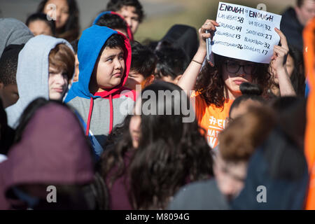 Sterling Virginia, USA. März 14, 2018: Studenten an Seneca Ridge Middle School in Sterling Virginia ging heute aus der Klasse nur als eine von Tausenden von Schulen, die sich an einem nationalen gehen Sie im Protest der Waffengewalt, die nach den letzten School shooting in Florida. Der Spaziergang von student Jakob Wesoky organisiert und dauerte 17 Minuten, eine Minute für die Opfer des Amoklaufs. Credit: William Graham/Alamy leben Nachrichten Stockfoto