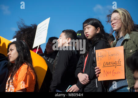 Sterling Virginia, USA. März 14, 2018: Studenten an Seneca Ridge Middle School in Sterling Virginia ging heute aus der Klasse nur als eine von Tausenden von Schulen, die sich an einem nationalen gehen Sie im Protest der Waffengewalt, die nach den letzten School shooting in Florida. Der Spaziergang von student Jakob Wesoky organisiert und dauerte 17 Minuten, eine Minute für die Opfer des Amoklaufs. Credit: William Graham/Alamy leben Nachrichten Stockfoto