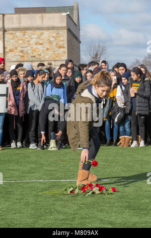 Dearborn, Michigan, USA - 14. März 2018 - Schüler von Fordson High School aus der Klasse für 17 Minuten ging ein Monat nach 17 Personen im Park High School shooting getötet wurden. Sie waren Teil eines national student Protest gegen Waffengewalt. Stockfoto