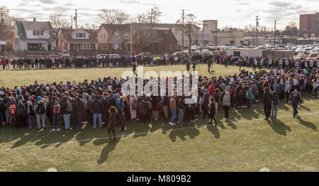 Dearborn, Michigan, USA - 14. März 2018 - Schüler von Fordson High School aus der Klasse für 17 Minuten ging ein Monat nach 17 Personen im Park High School shooting getötet wurden. Sie waren Teil eines national student Protest gegen Waffengewalt. Stockfoto