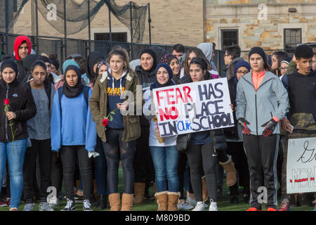 Dearborn, Michigan, USA - 14. März 2018 - Schüler von Fordson High School aus der Klasse für 17 Minuten ging ein Monat nach 17 Personen im Park High School shooting getötet wurden. Sie waren Teil eines national student Protest gegen Waffengewalt. Stockfoto